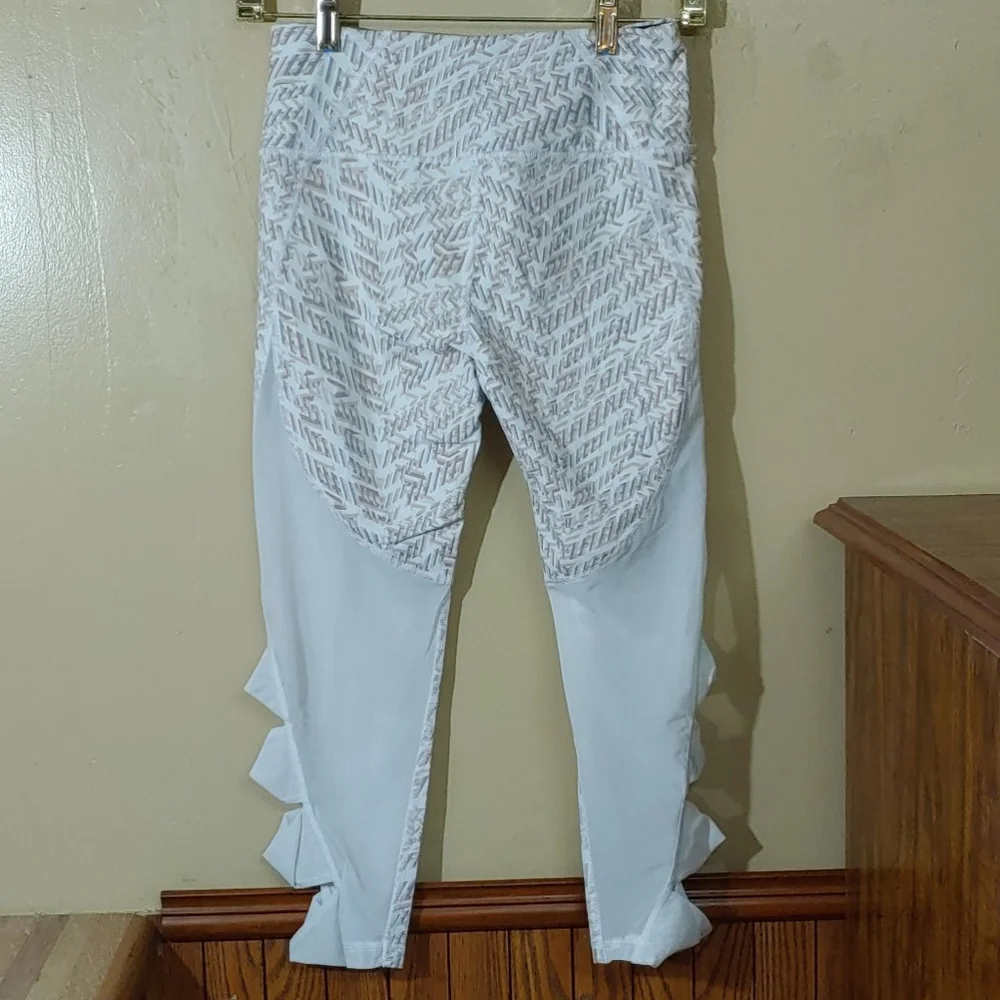 Victoria's Secret Mesh Side Cut Out Capris S NWOT - Picture 5 of 8